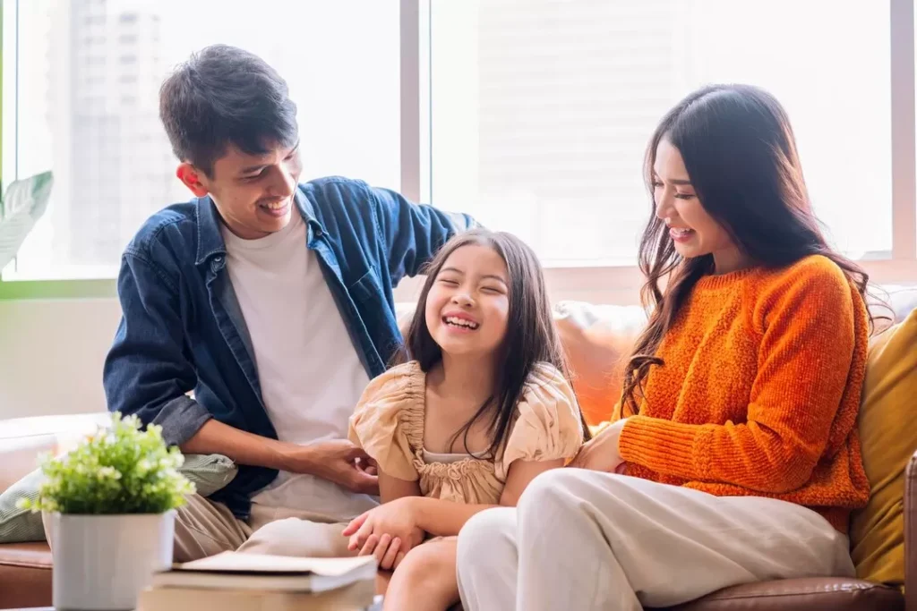 Ilustrasi anak bermain bersama orang tua