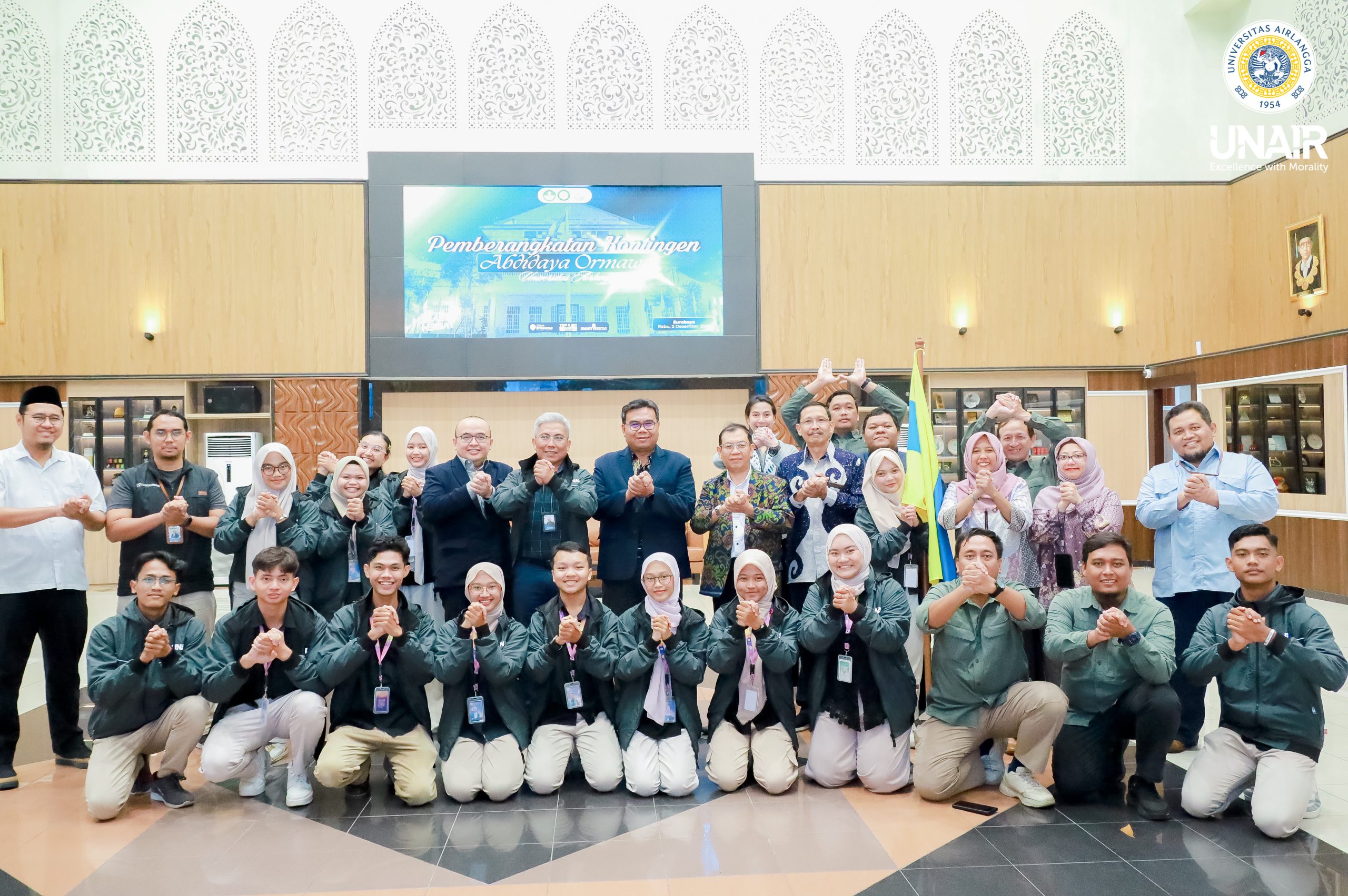 Jajaran pimpinan UNAIR berfoto bersama Tim Program Penguatan Kapasitas (PPK) Ormawa 2025 sesaat setelah resmi diberangkatkan, Rabu (3/12/2025). (Foto: PHMP UNAIR)