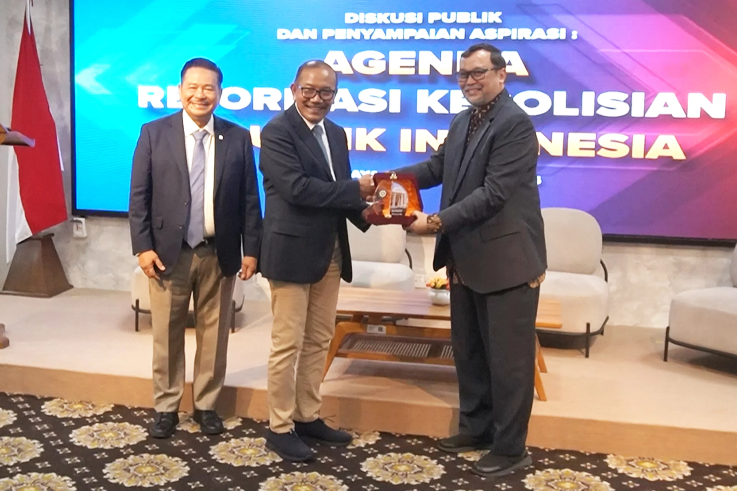 The School of Postgraduate Studies of Universitas Airlangga (UNAIR) presented an award to General of Police (Ret.) Tan Sri Drs. Badrodin Haiti during a recent public forum.