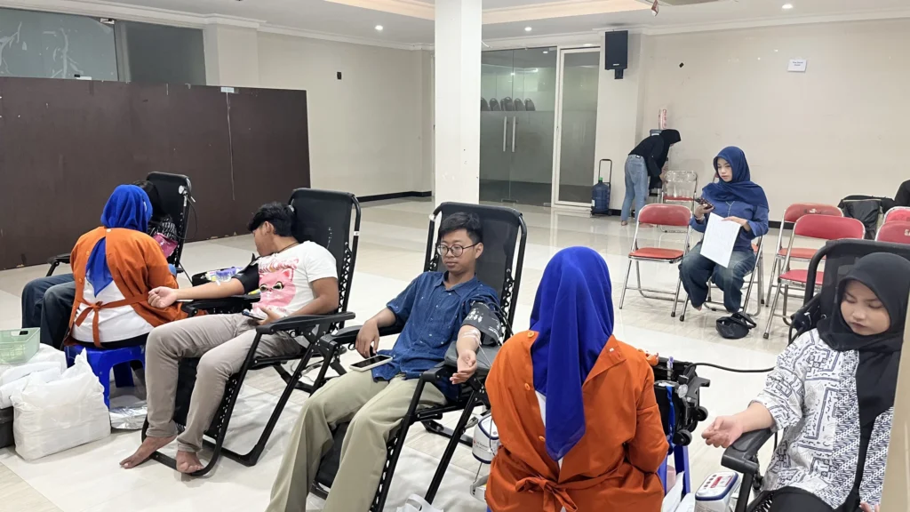 Pelaksanaan donor darah oleh Paguyuban KSE UNAIR (Foto: Istimewa).