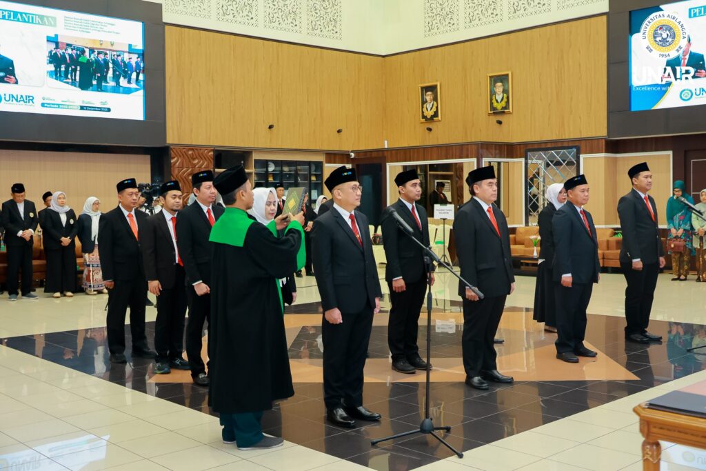 The swearing-in of the Directors and Deputy Directors of Universitas Airlangga Hospital (RSUA), the Dental and Oral Hospital (RSGM), the Veterinary Hospital (RSH), as well as the Head and Secretary of the Institute of Tropical Diseases (LPT) for the 2025–2030 term. (Photo: UNAIR Public Relations)