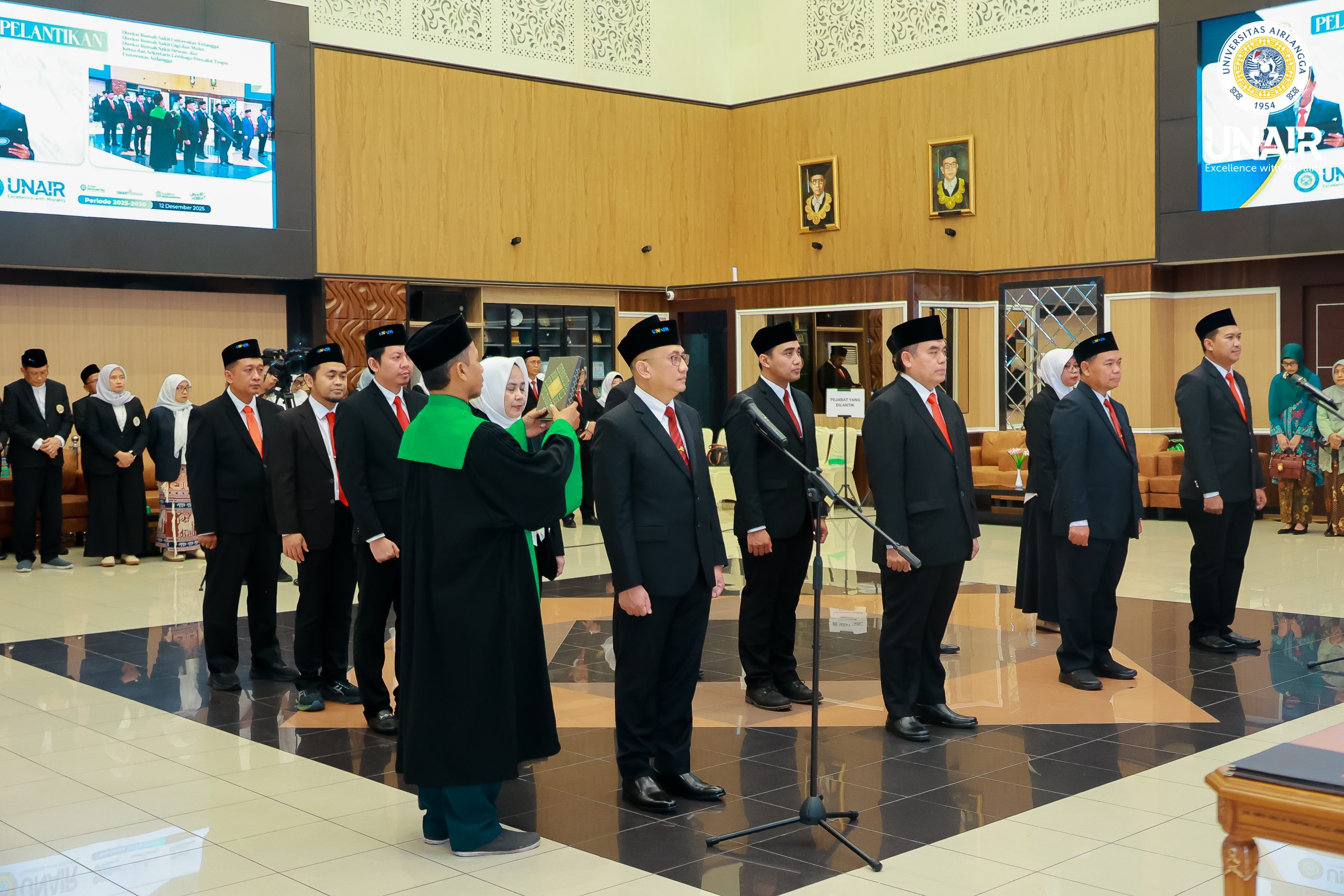 The swearing-in of the Directors and Deputy Directors of Universitas Airlangga Hospital (RSUA), the Dental and Oral Hospital (RSGM), the Veterinary Hospital (RSH), as well as the Head and Secretary of the Institute of Tropical Diseases (LPT) for the 2025–2030 term. (Photo: UNAIR Public Relations)