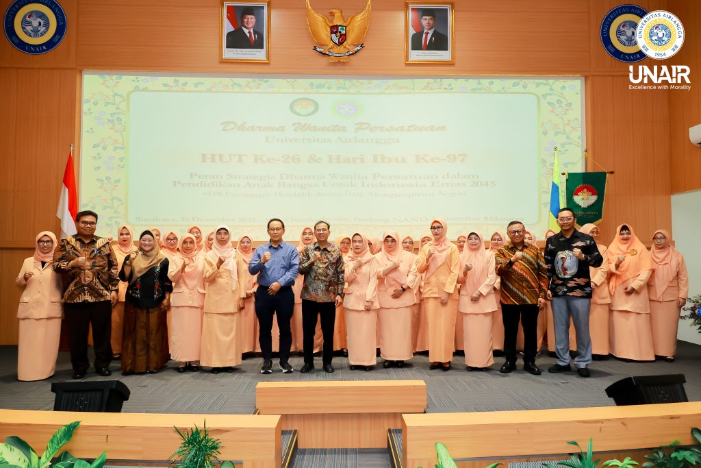 FOTO bersama pelantikan pengurus Dharmawanita UNIAR bersama pimpinan UNAIR. (Foto: Humas UNAIR)
