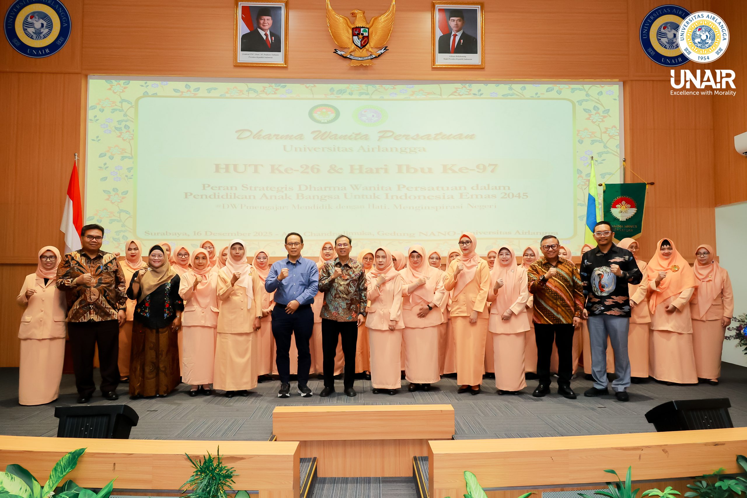 FOTO bersama pelantikan pengurus Dharmawanita UNIAR bersama pimpinan UNAIR. (Foto: Humas UNAIR)