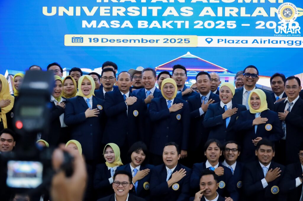 Pengurus Pusat IKA UNAIR Periode 2025–2030 berfoto bersama usai pengukuhan di Plaza Airlangga, Jumat (19/12/2025). (Foto: PHMP UNAIR)