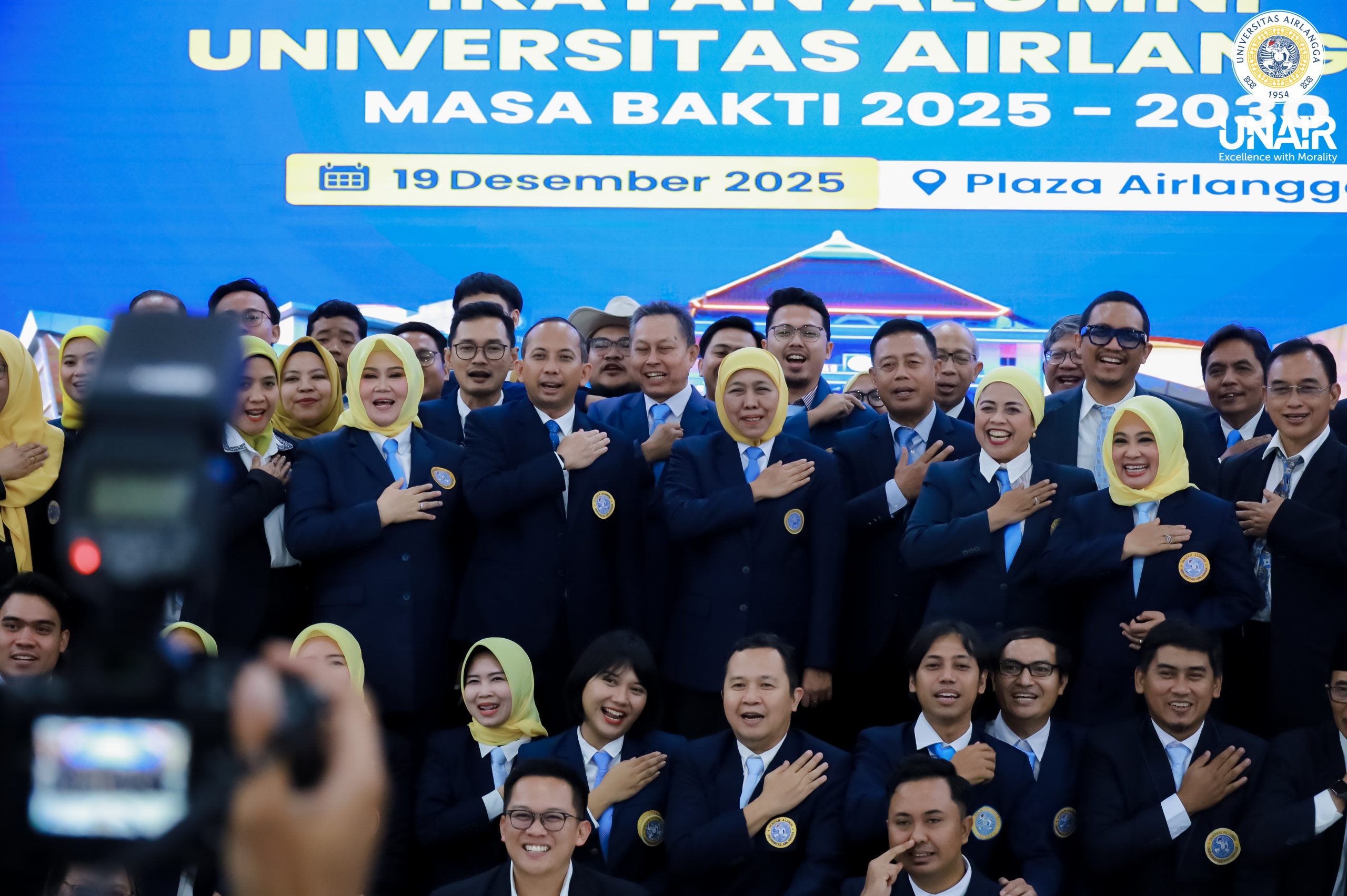 Pengurus Pusat IKA UNAIR Periode 2025–2030 berfoto bersama usai pengukuhan di Plaza Airlangga, Jumat (19/12/2025). (Foto: PHMP UNAIR)