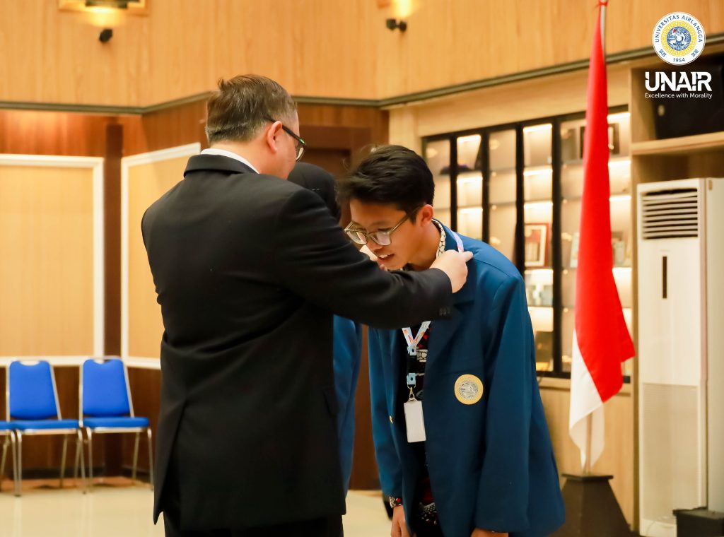 Wakil Rektor bidang Akademik, Kemahasiswaan, dan Alumni, Prof Mochammad Amin Alamsjah Ir MSi PhD saat melakukan pelepasan mahasiswa KIP-K. (Foto: Humas UNAIR)
