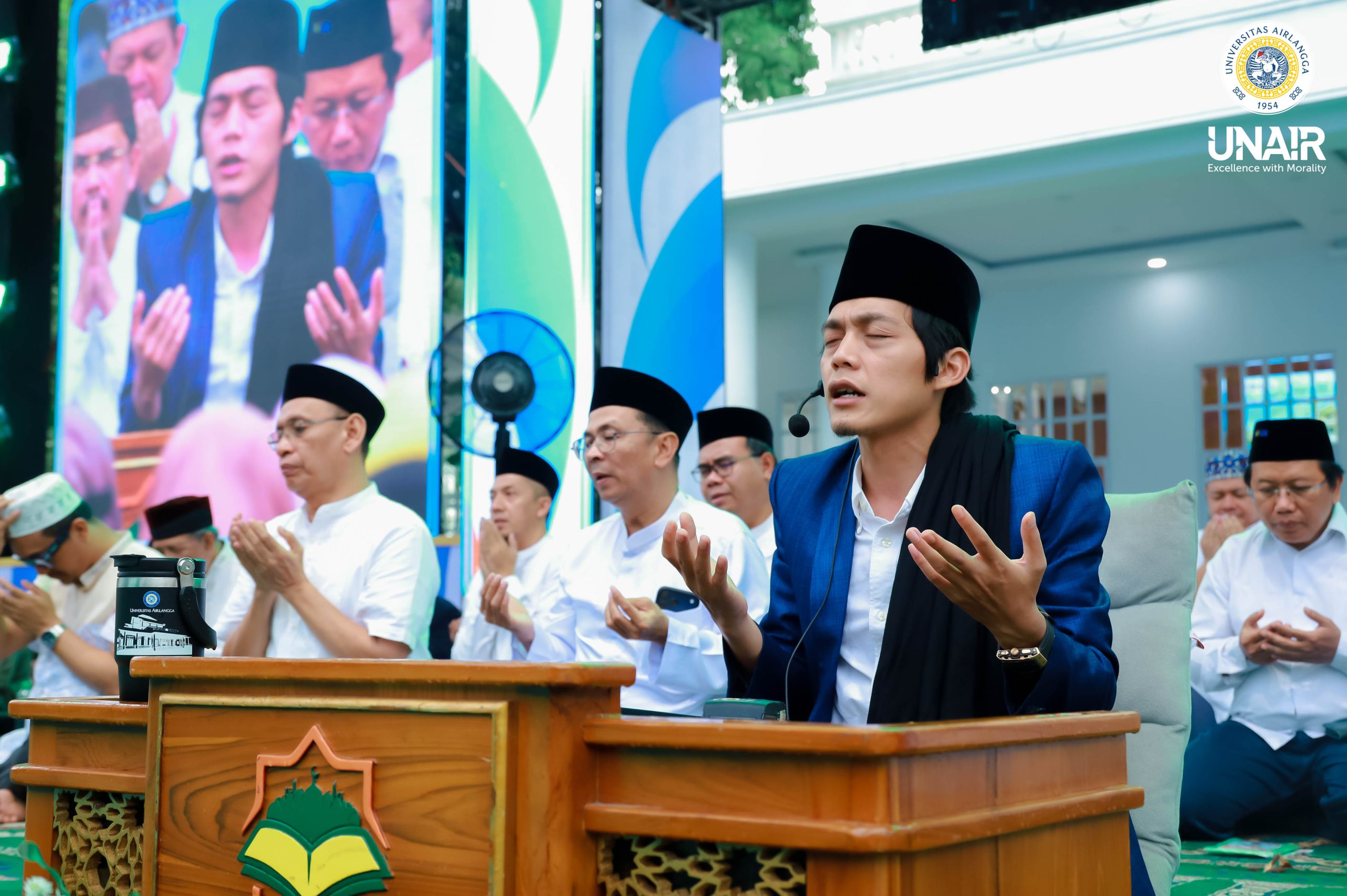 Gus Iqdam saat memimpin doa di Pengajian Akbar Dies Natalis UNAIR ke-71, Minggu (14/12/2025). (Foto: PHMP UNAIR)