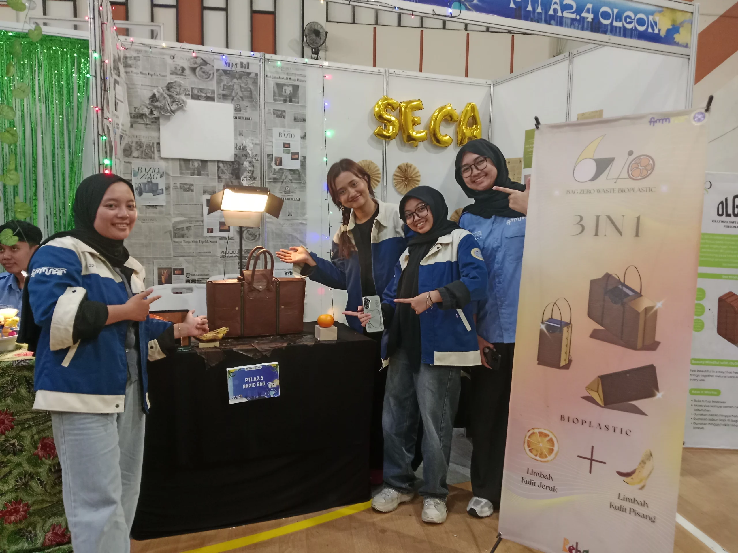 Perwakilan mahasiswa dari mata kuliah P3 mengenalkan produk Crushbin, tempat sampah pencacah sisa organik dengan injakan kaki (Foto: Nur Khovivatul Mukorrobah).