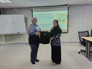 A commemorative gift presented by the Head of the East Asian Studies Department, Universiti Malaya (Photo: By courtesy)
