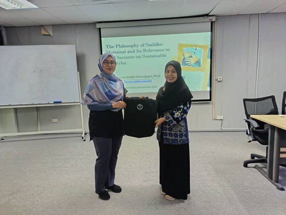 A commemorative gift presented by the Head of the East Asian Studies Department, Universiti Malaya (Photo: By courtesy)