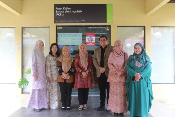Group photo following the signing of the international collaboration agreement between FIB UNAIR and UKM (Photo: By courtesy)
