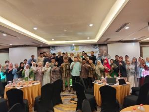 Sesi foto bersama Peserta Penyusunan Naskah Akademik bertajuk “Penggunaan Gadget pada Anak Usia Sekolah: Tantangan, Risiko, dan Strategi Pengawasan Komprehensif dan Manusiawi” pada Minggu (21/12/2025), di Hotel Horison Gresik. (Foto: Penulis)