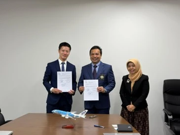 Maruo Keijiro and Syahrur Marta Dwisusilo PhD sign the agreement. (Photo: By courtesy)