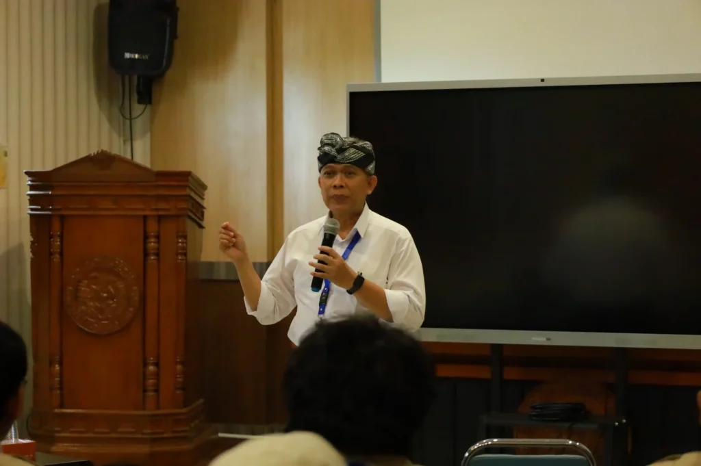 Ketua Lembaga Pengabdian Masyarakat Berkelanjutan (LPMB) Prof Hery Purnobasuki MSi PhD memberikan pengarahan pada tim yang akan diterjunkan di Kabupaten Agam, Sumatra Barat