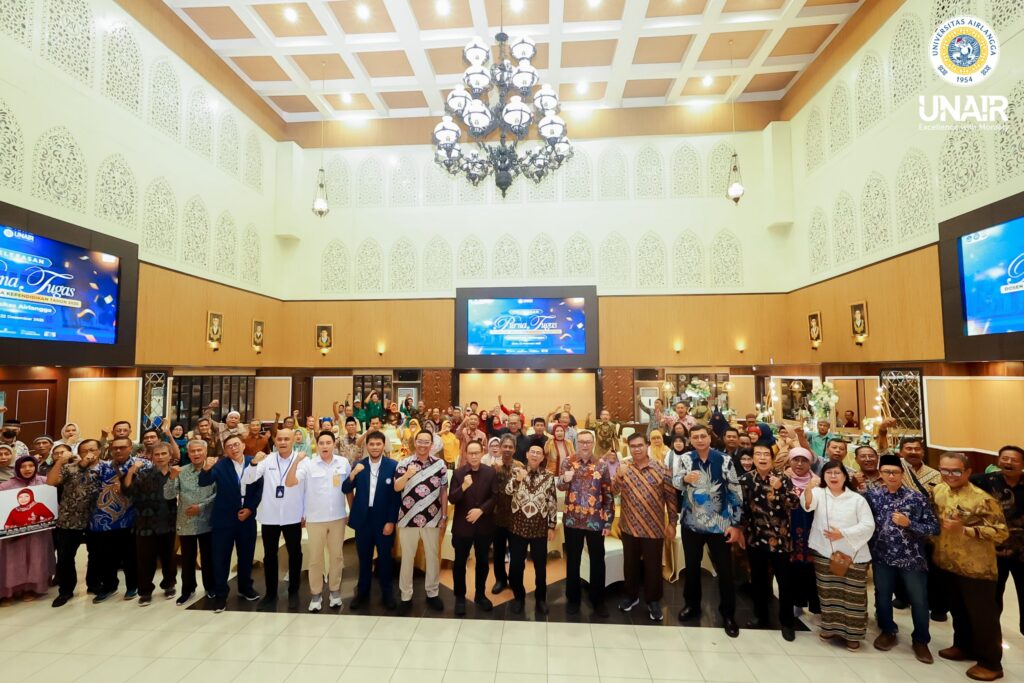 Sesi foto bersama acara Pelepasan Purna Tugas Dosen dan Tenaga Kependidikan di Rektorat Universitas Airlangga, Kampus MERR-C, Surabaya pada Senin (22/12/2025)