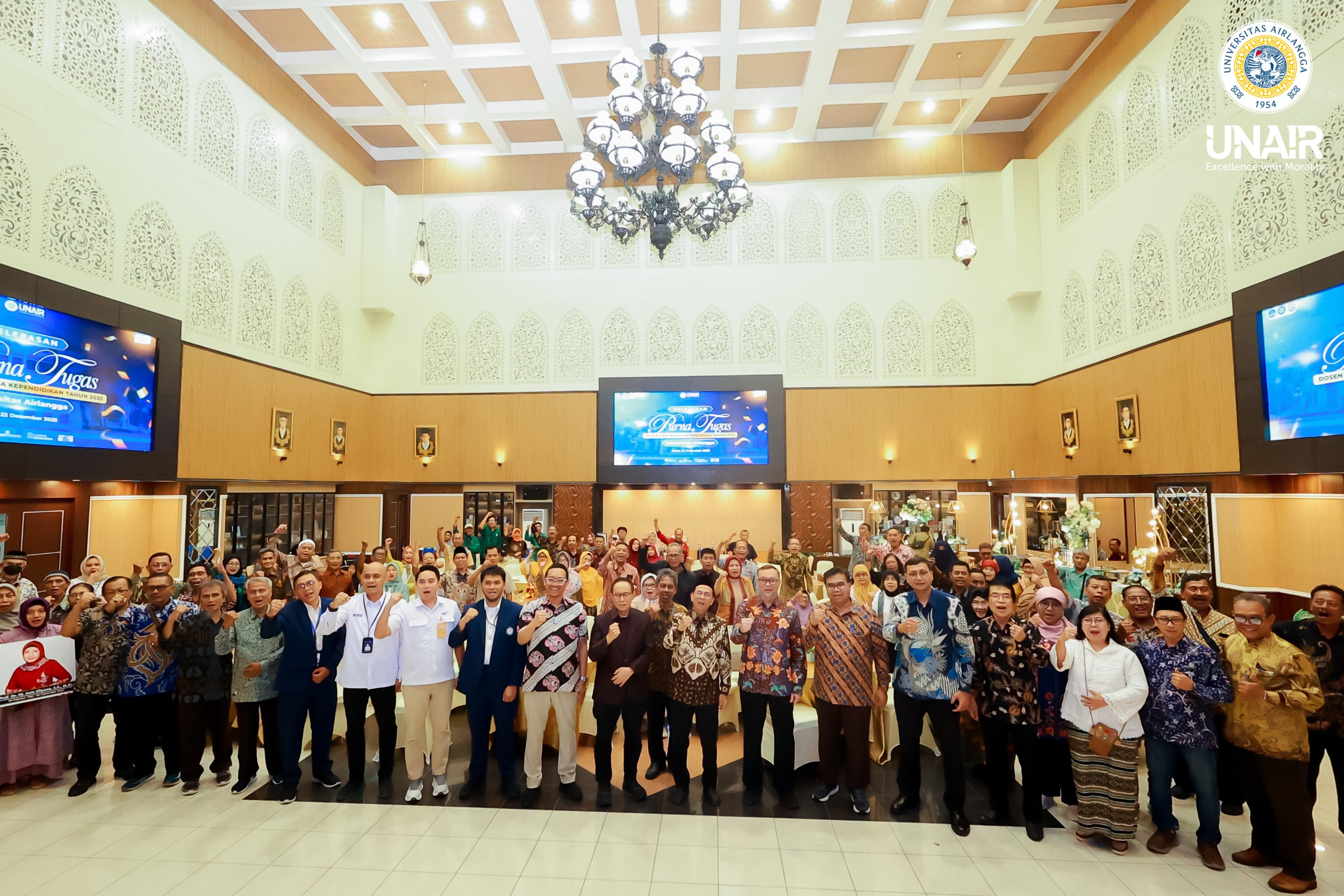 Sesi foto bersama acara Pelepasan Purna Tugas Dosen dan Tenaga Kependidikan di Rektorat Universitas Airlangga, Kampus MERR-C, Surabaya pada Senin (22/12/2025)