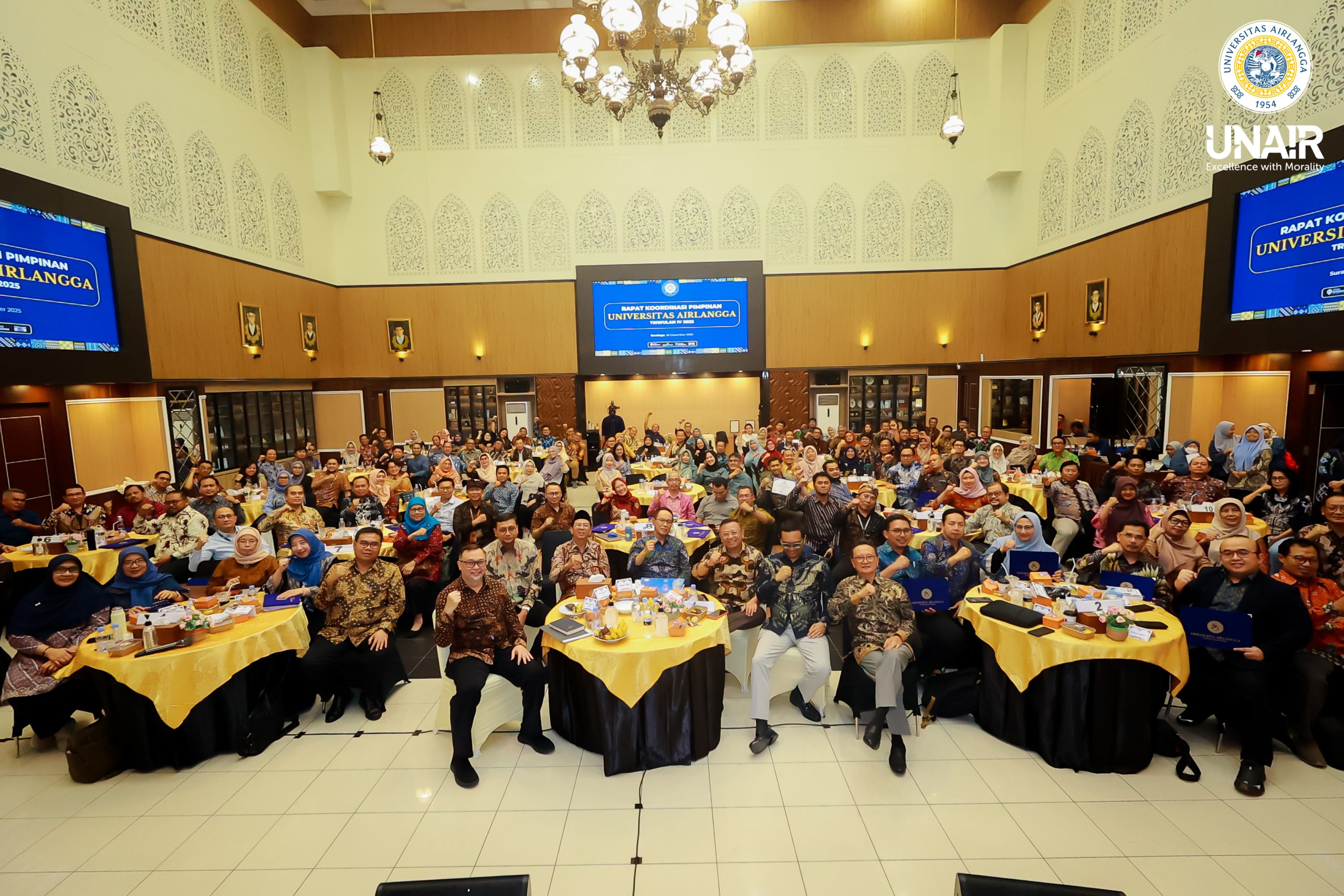 Sesi foto bersama Rapat Koordinasi Pimpinan Triwulan IV UNAIR Tahun 2025 pada Selasa (30/12/2025). (Foto: PHMP UNAIR)