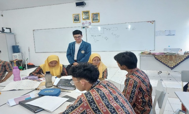 Sesi diskusi kelompok dan pengarahan pembuatan Mnemonik