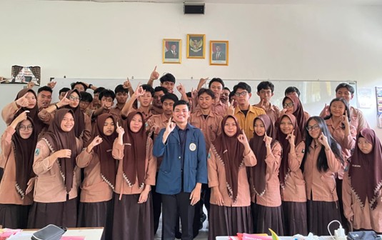 Mahasiswa UNAIR, Rivaldi Sihite bersama Siswa SMAN 20 Surabaya saat Asistensi Mengajar
