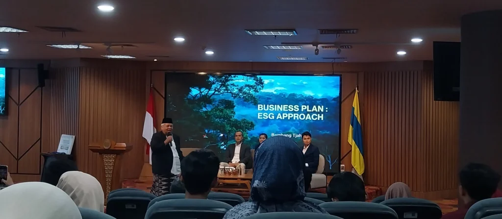 Salah satu sesi penyampaian materi oleh Prof Dr Bambang Tjahjadi SE MBA Ak CMA CPM CA