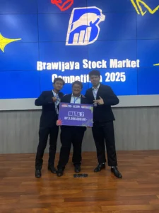 Tim Trivest UNAIR menerima penghargaan Juara 2 di Brawijaya Stock Market Competition 2025. (Foto: Dok. Pribadi)