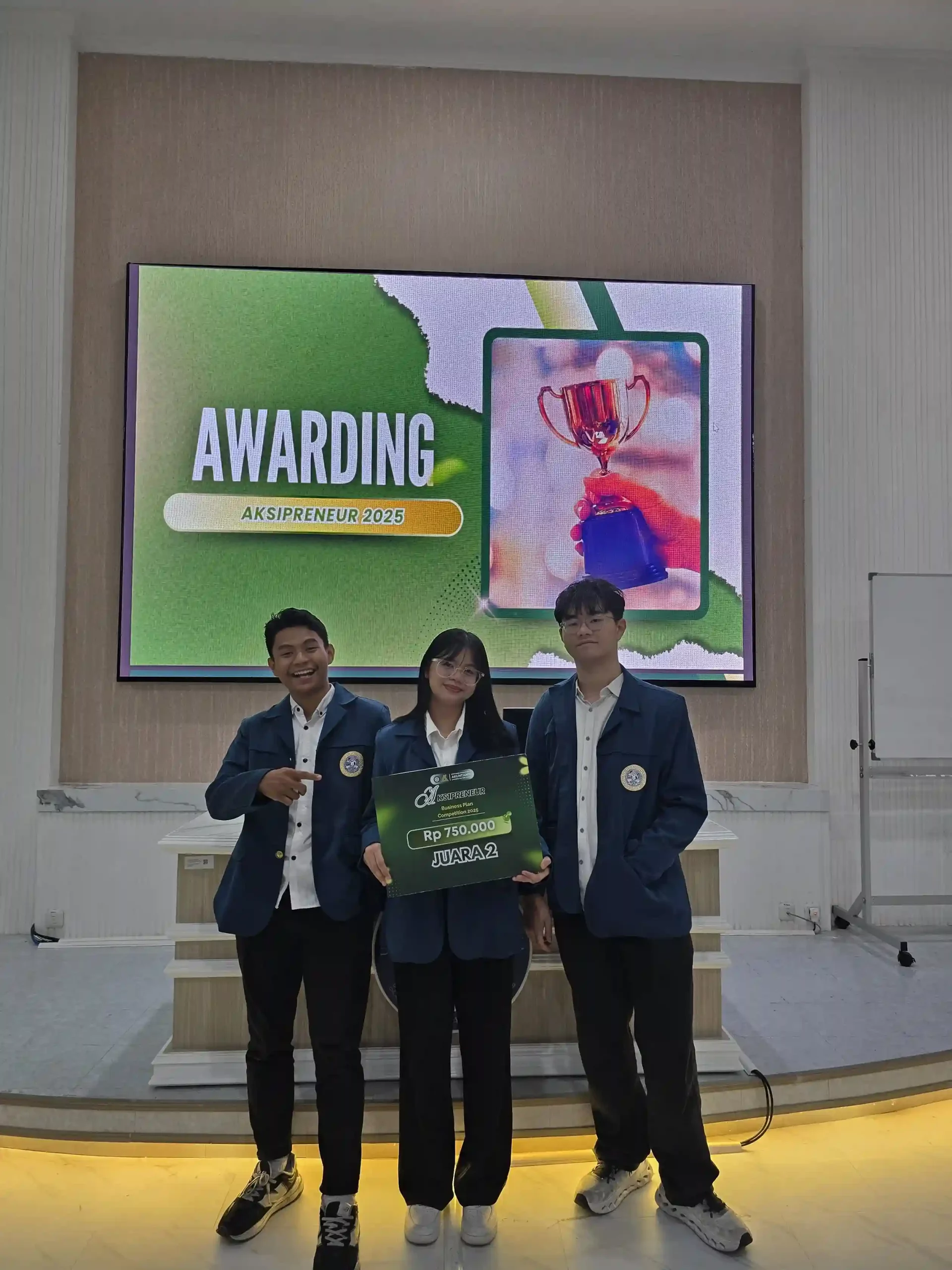 Tim UNAIR saat menerima penghargaan Juara 2 di Business Plan Competition Aksi Preneur 2025. (Foto: Dok. Pribadi)