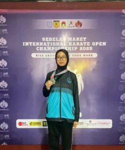 Titis Mutiara Ningtyas saat menerima penghargaan Juara II KATA Senior Sabuk Cokelat Puteri. (Foto: Dok. Pribadi)