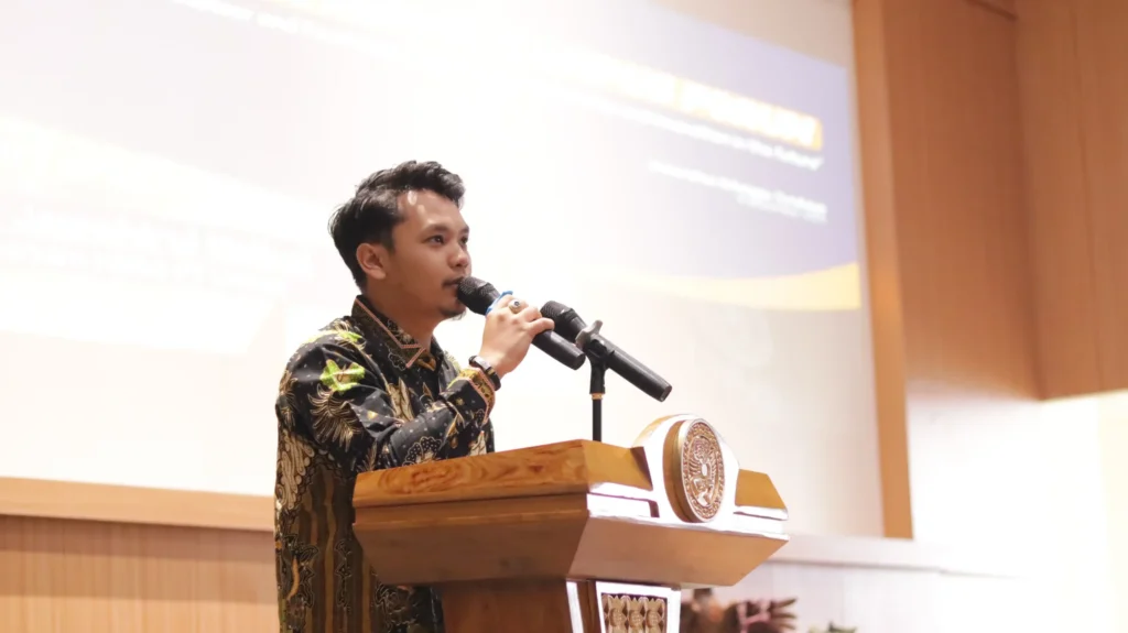 Ketua HIPMI PT UNAIR, Jawahirul Haikal sedang memberikan sambutan dalam kegiatan AHCF, Sabtu (6/12/2025). (Foto: Panitia)