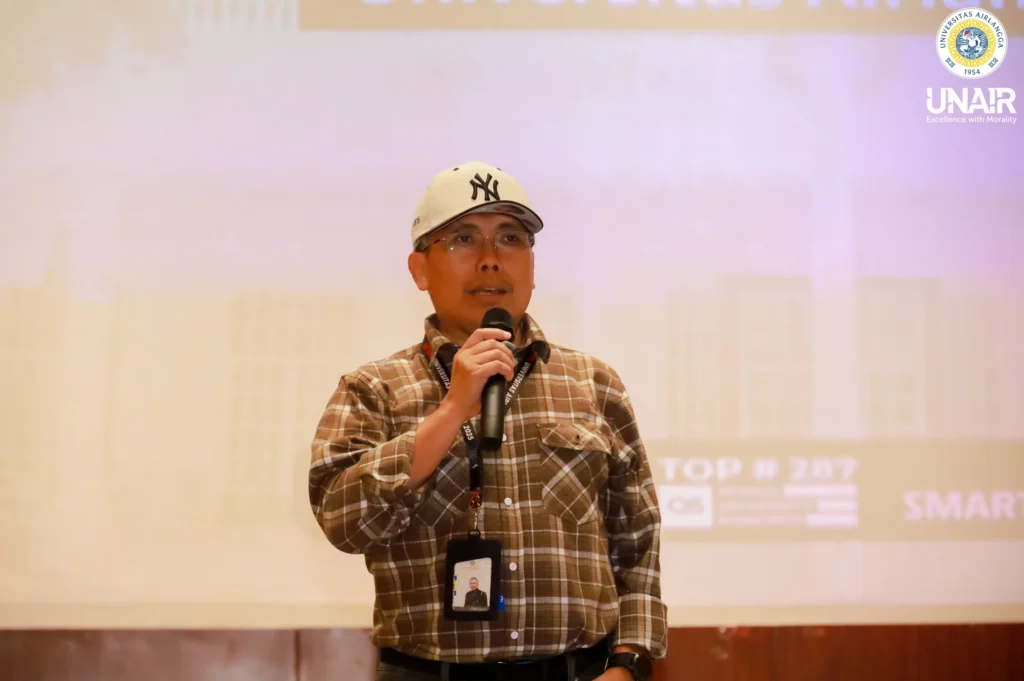 Direktur Direktorat Kemahasiswaan UNAIR, Dr Eko Supeno Drs MSi, saat menyampaikan sambutan dalam kegiatan pembekalan penerima beasiswa KIP-K 2025. (Foto: Humas UNAIR)