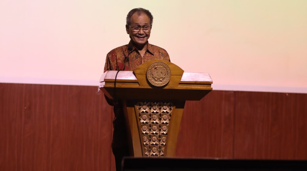 Dr Aribowo Drs MS saat melakukan pidato kebudayaan pada Acara Puncak Festival Dies Natalis FIB UNAIR. (Foto: Putri Andini)