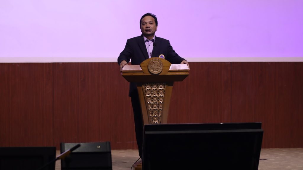 Syahrur Marta Dwi Susilo SS MA PhD saat memberikan sambutan pada Acara Festival Puncak Dies Natalis FIB UNAIR. (Foto: Putri Andini)