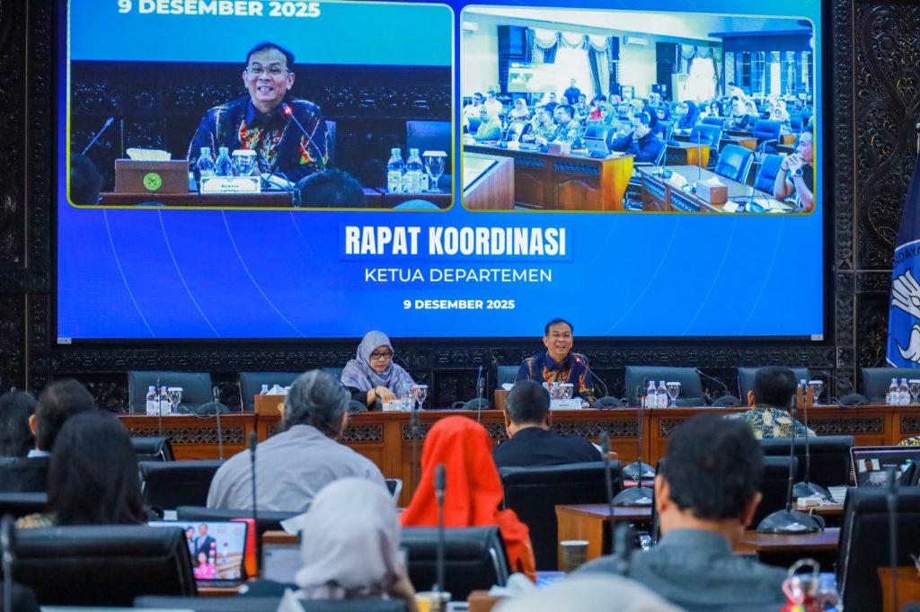 Rektor UNAIR memimpin Rapat Koordinasi Ketua Departemen pada Selasa (9/12/2025) di Hall Amerta, Kantor Manajemen UNAIR. (Foto: Humas UNAIR)