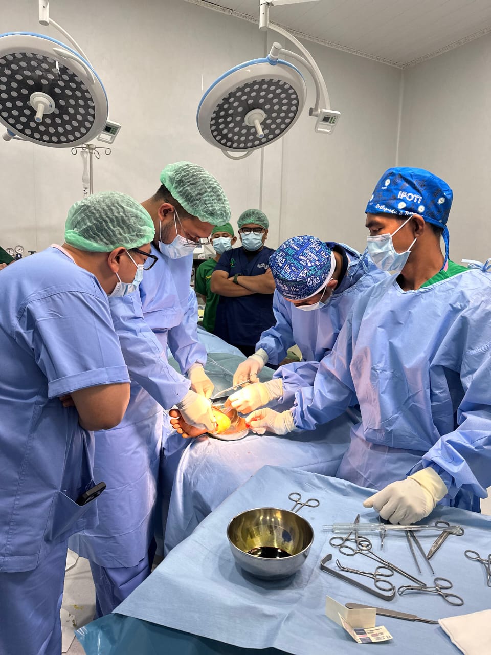 Tim gabungan Universitas Airlangga (UNAIR) yang terdiri dari Fakultas Kedokteran, Fakultas Kesehatan Masyarakat, Fakultas Keperawatan, dan RS UNAIR bersama RSUD dr Soetomo, Perdatin, PABOI, dan IDI melakukan operasi di RSUD Aceh Tamiang. (Foto: Istimewa)