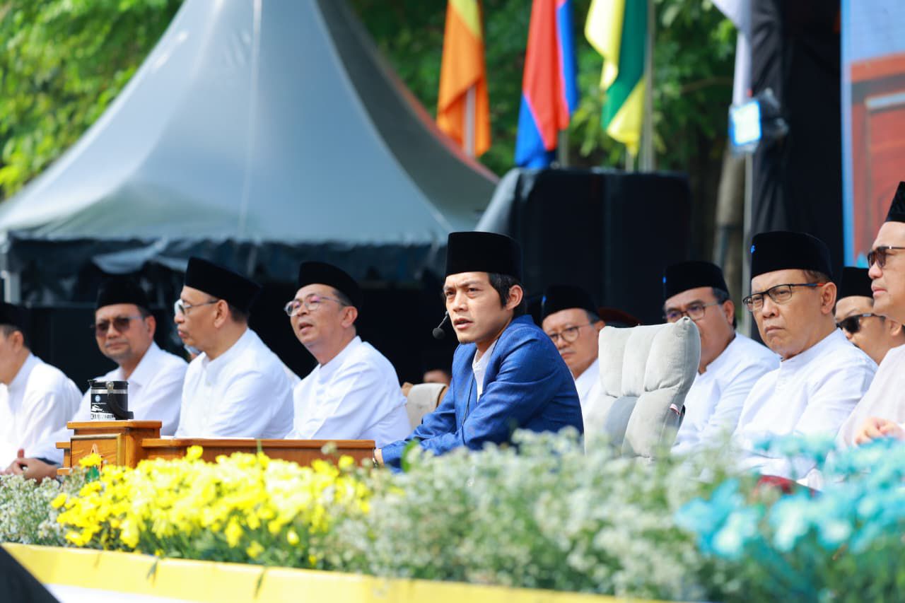 KH Muhammad Iqdam Kholid atau Gus Iqdam saat memberi dakwah pada Pengajian Akbar Dies Natalis ke-71 UNAIR, Minggu (14/12/2025). (Foto: PHMP UNAIR)