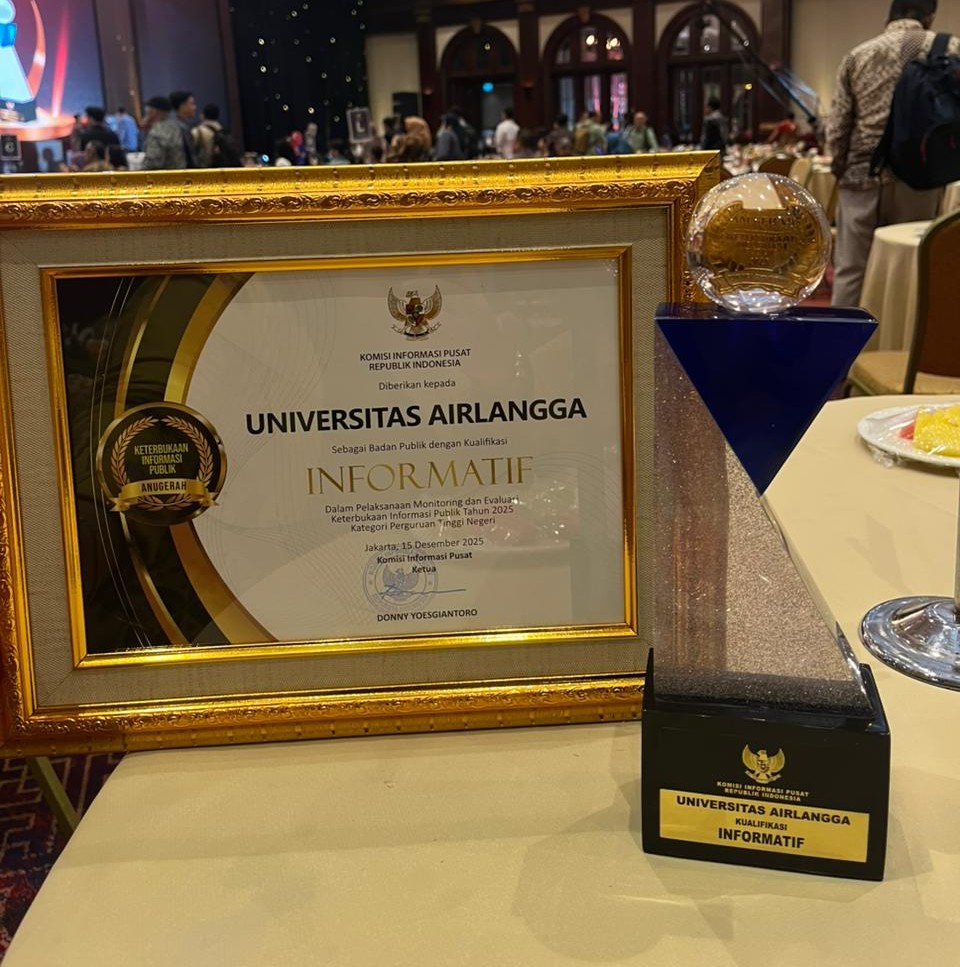 Penghargaan Badan Publik Informatif Terbaik Nasional yang diraih Universitas Airlangga pada Anugerah Keterbukaan Informasi Publik 2025. (Foto: Istimewa)