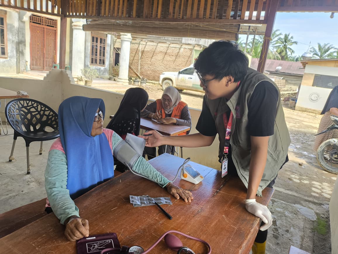 FOTO Tim UNAIR berikan layanan kesehatan kepada masyarakat. (Foto: Istimewa)