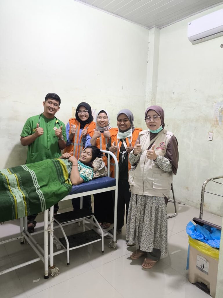 Foto tim UNAIR setelah melakukan persalinan di Aceh Tamiang. (Foto: Istimewa)