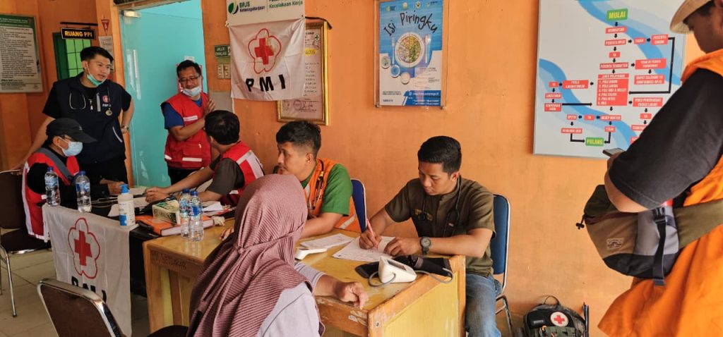 Pemeriksaan layanan kesehatan oleh tim UNAIR di Puskesmas Sungai Iyu. (Foto: Istimewa)