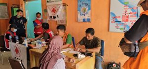 Pemeriksaan layanan kesehatan oleh tim UNAIR di Puskesmas Sungai Iyu. (Foto: Istimewa)