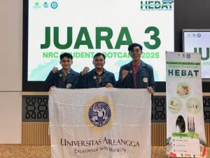 Tim HEBAT Prodi Kesehatan Masyarakat FIKKKIA UNAIR menunjukkan bendera Universitas Airlangga usai meraih Juara 3 NRC Student Bootcamp 2025. (foto: istimewa)