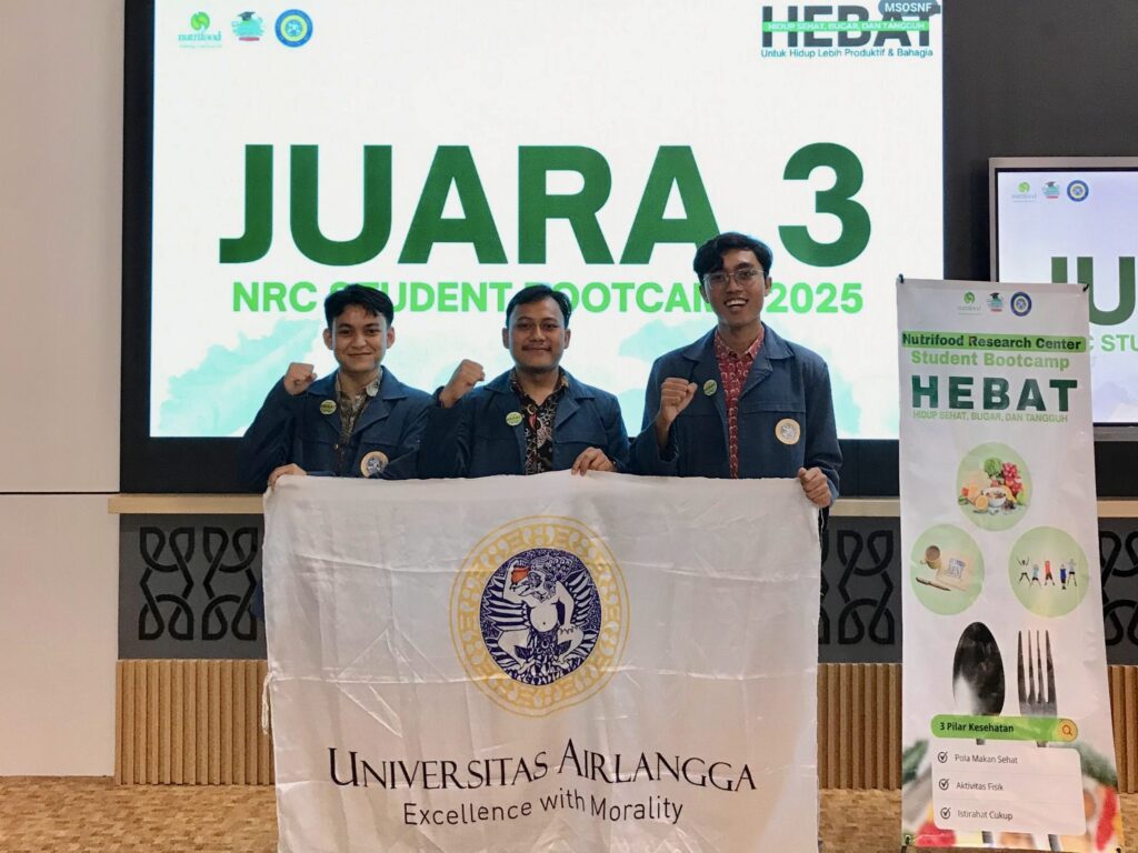 Tim HEBAT Prodi Kesehatan Masyarakat FIKKKIA UNAIR menunjukkan bendera Universitas Airlangga usai meraih Juara 3 NRC Student Bootcamp 2025. (foto: istimewa)