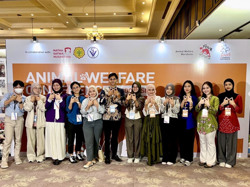 Amalia stands with participants from various universities during AWIIC 2025 (Photo: By courtesy)
