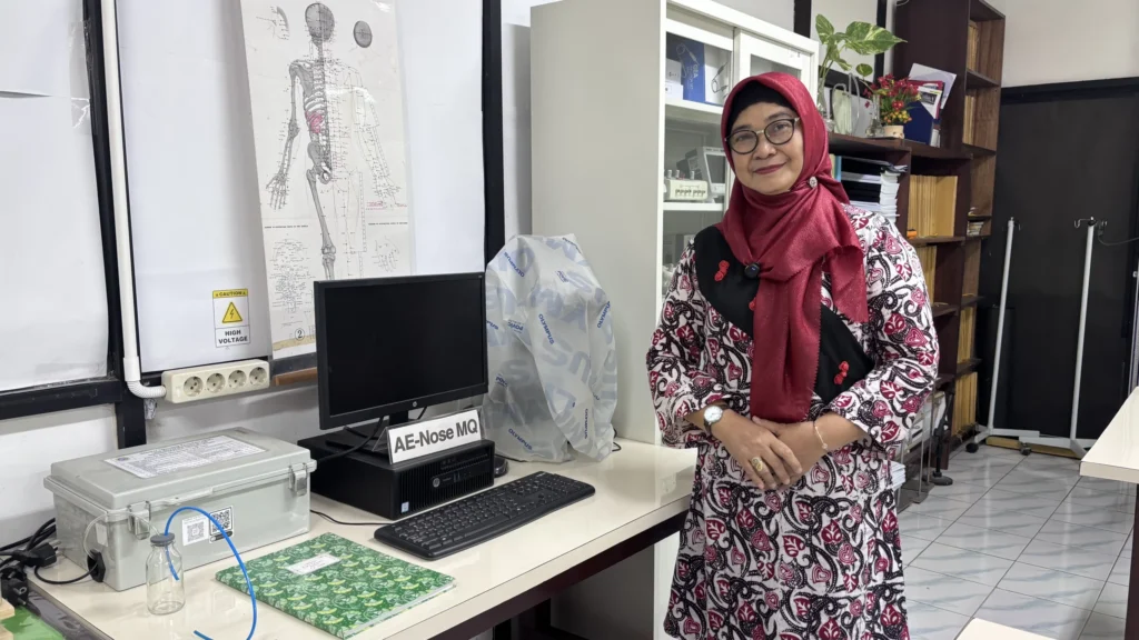 Prof. Dr. Suryani Dyah Astuti, S.Si., M.Si., Guru Besar Fakultas Sains dan Teknologi Universitas Airlangga (FST UNAIR), berpose di samping perangkat inovasi AE-Nose dengan sensor TGS yang dikembangkan untuk mendeteksi kesegaran bahan pangan. (Foto: Istimewa)