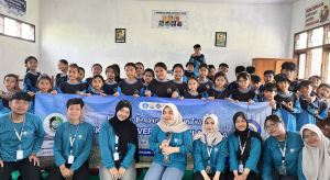 Tim BBK 7 UNAIR Desa Barurejo setelah melakukan edukasi di SDN 3 Barurejo (Foto: Aulia Arsyitha Rahmaputri)