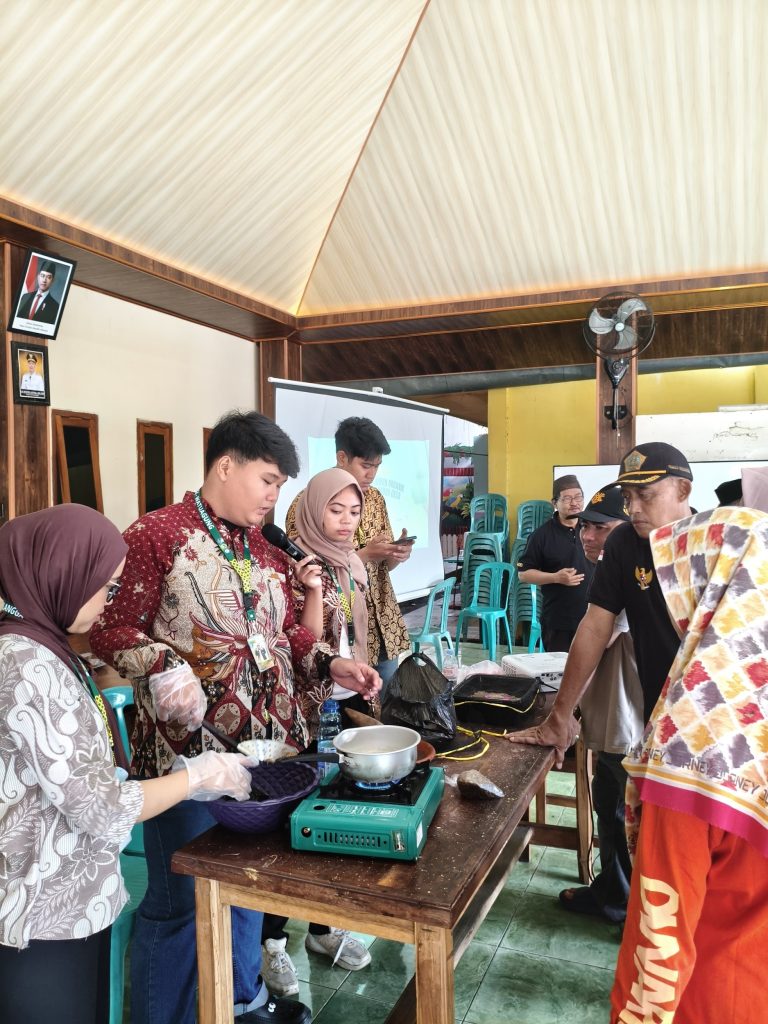 Mahasiswa BBK 7 Universitas Airlangga melaksanakan kegiatan sosialisasi sekaligus praktik langsung budidaya maggot kepada masyarakat di balai desa Watuagung, Bungah, Gresik Jum’at (23/1/2026). (Foto: Dok. Tim BBK 7)