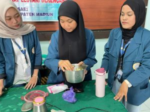 Demonstrasi pembuatan Bio-Spray Anti Nyamuk oleh tim BBK UNAIR Tempursari. (Foto: Istimewa).