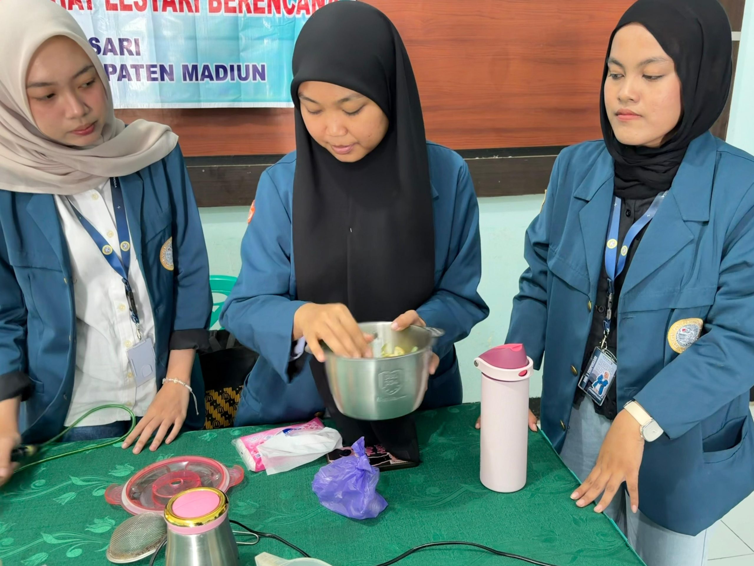 Demonstrasi pembuatan Bio-Spray Anti Nyamuk oleh tim BBK UNAIR Tempursari. (Foto: Istimewa).