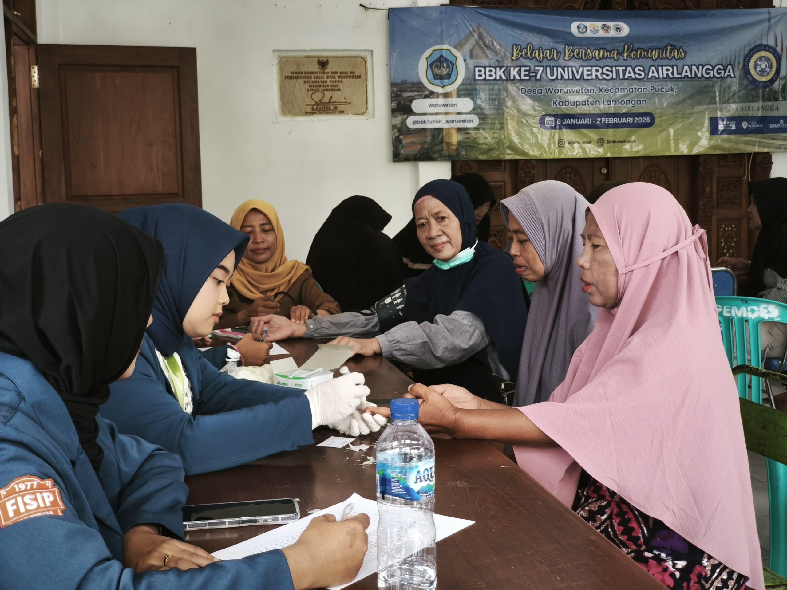 Pemeriksaan glukosa darah melalui metode POCT pada lansia di Desa Waruwetan. (Foto: Istimewa).