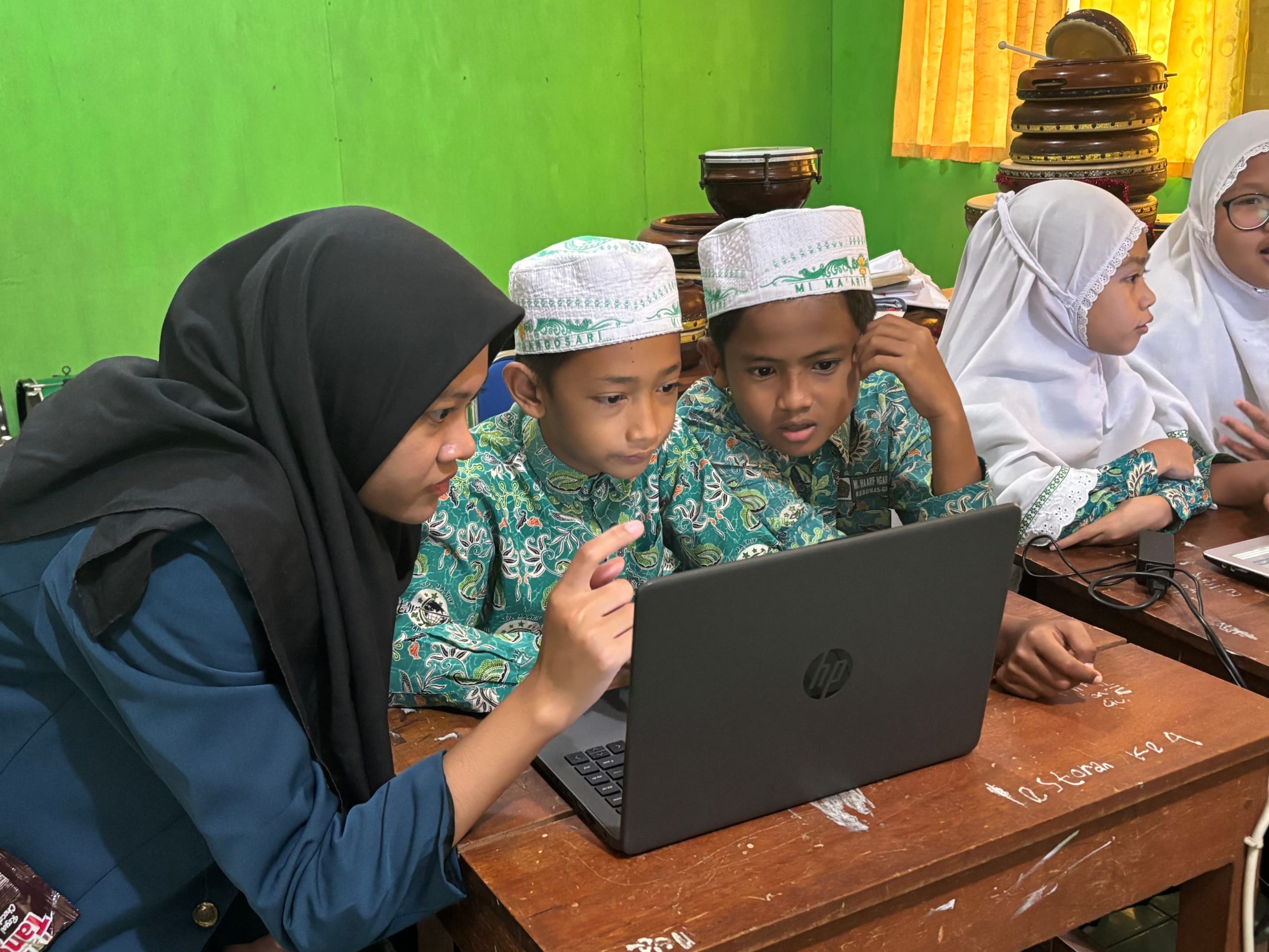 Praktik penggunaan fitur dan aplikasi dasat laptop oleh siswa MI Ngargosari. (Foto: Istimewa).